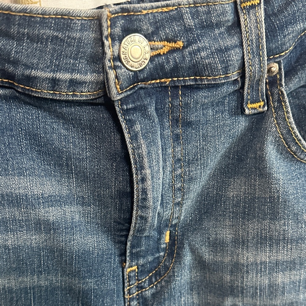 Signature by Levi Strauss Faded Blue Cropped Jeans - Picture 5 of 12